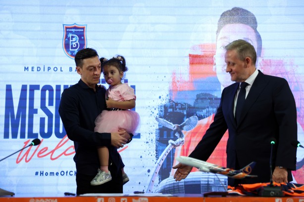 Foto - Medipol Başakşehir, Fenerbahçe ile yollarını ayıran Mesut Özil ile sözleşme imzaladı