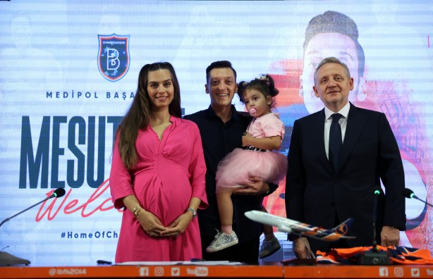 Foto - Medipol Başakşehir, Fenerbahçe ile yollarını ayıran Mesut Özil ile sözleşme imzaladı