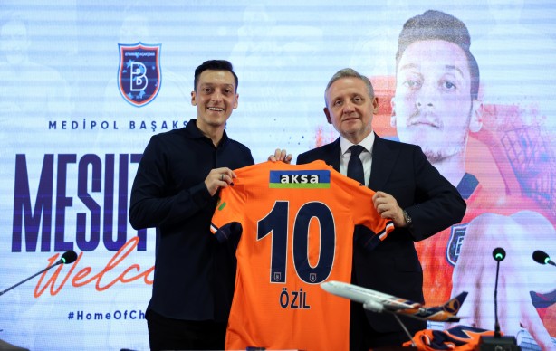 Foto - Medipol Başakşehir, Fenerbahçe ile yollarını ayıran Mesut Özil ile sözleşme imzaladı