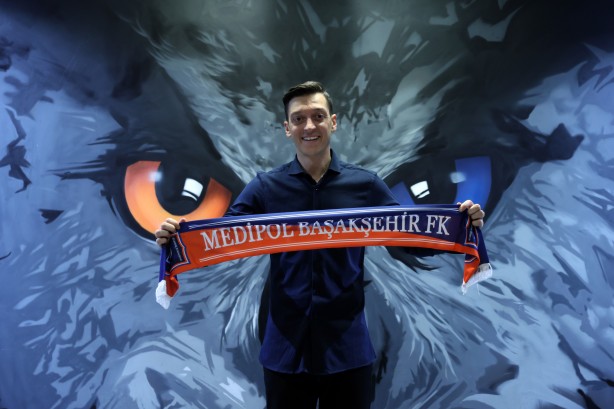 Foto - Medipol Başakşehir, Fenerbahçe ile yollarını ayıran Mesut Özil ile sözleşme imzaladı