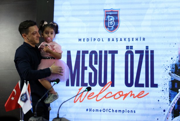 Foto - Medipol Başakşehir, Fenerbahçe ile yollarını ayıran Mesut Özil ile sözleşme imzaladı