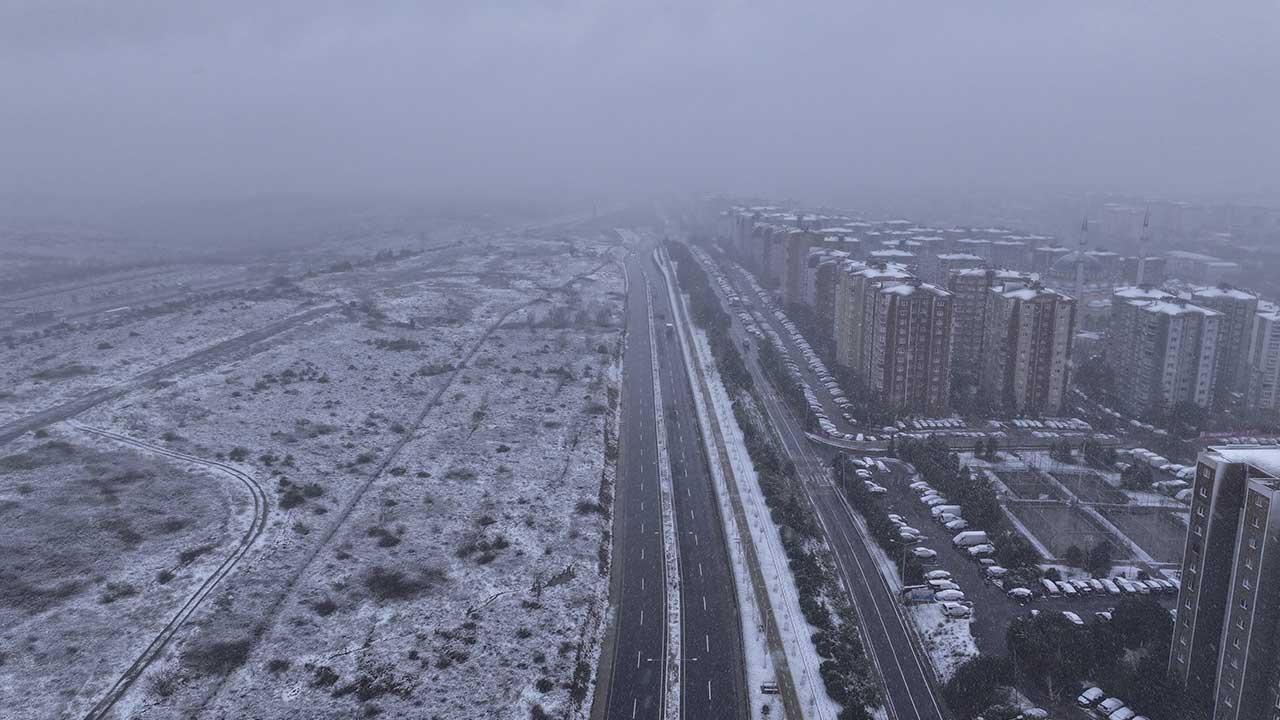 Mega kent İstanbul'un bazı ilçelerinde kar yağışı etkili oluyor