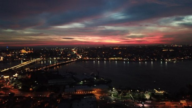 Foto - Megakentte gökyüzü kızıla boyandı