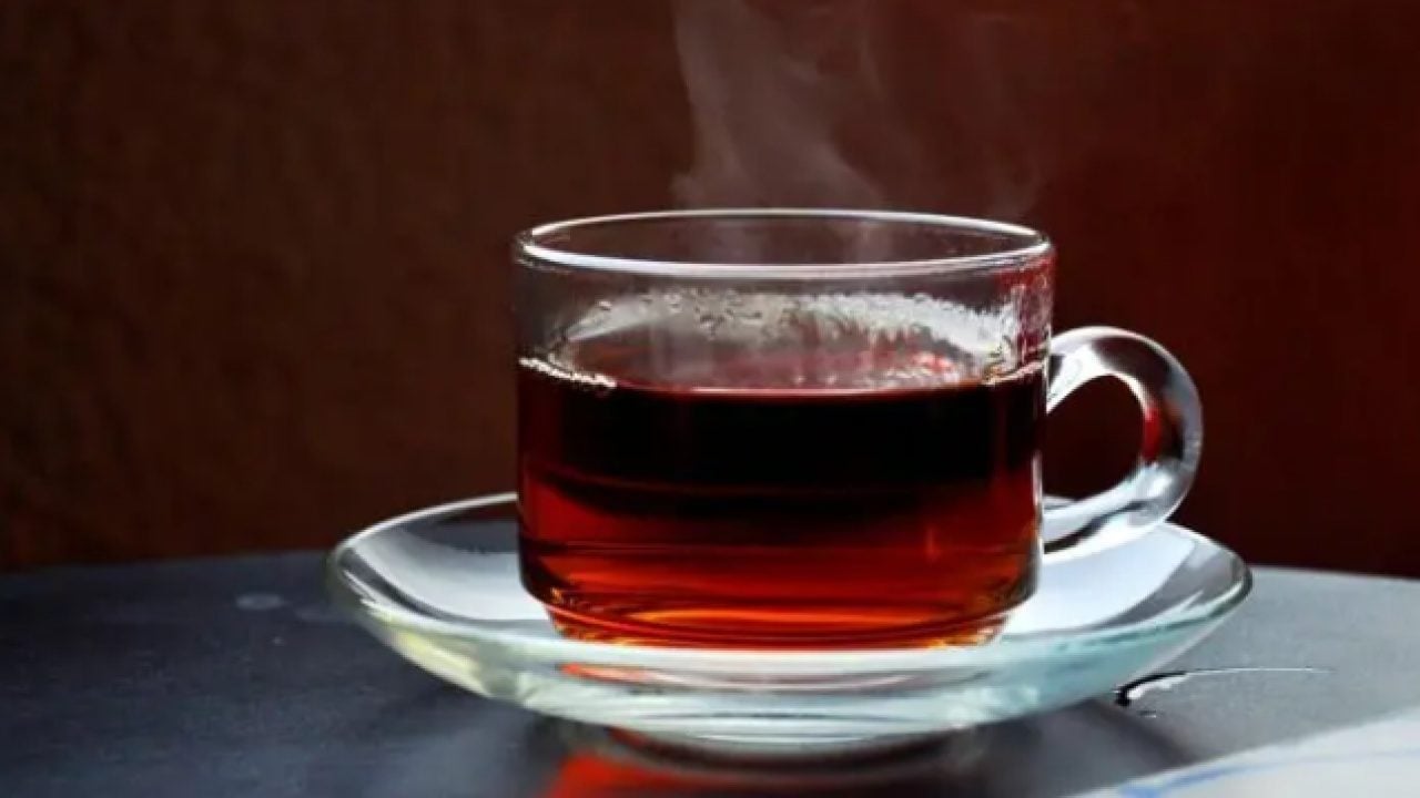Meğer büyük hata yapıyormuşuz: Çayı böyle içenler dikkat!