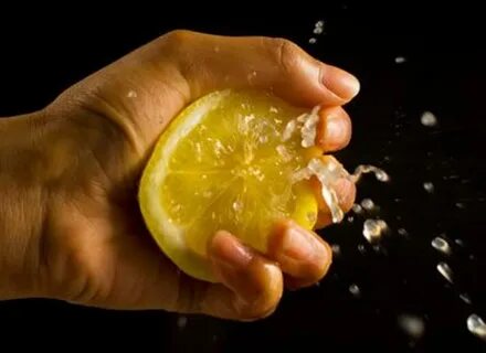 Foto - Meğer doğru yöntem buymuş: Limon böyle sıkılırsa suyu bol bol akıyor!