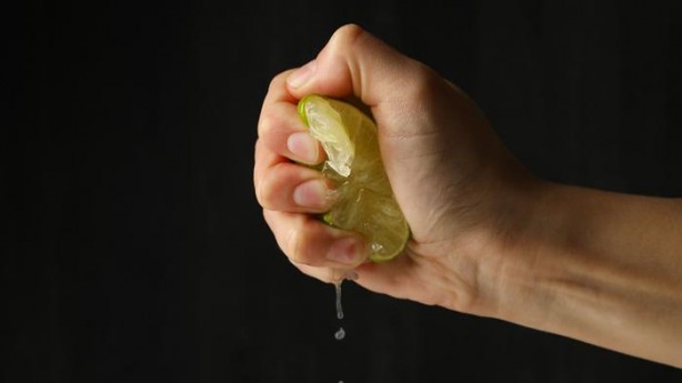 Foto - Meğer doğru yöntem buymuş: Limon böyle sıkılırsa suyu bol bol akıyor!