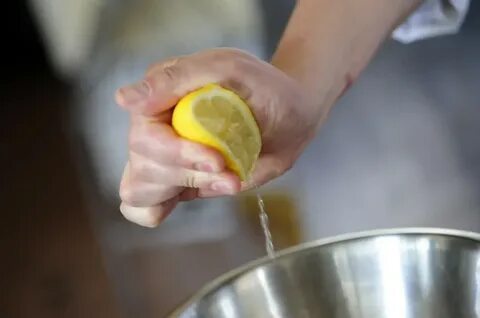 Foto - Meğer doğru yöntem buymuş: Limon böyle sıkılırsa suyu bol bol akıyor!