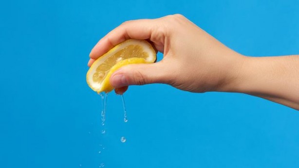 Foto - Meğer doğru yöntem buymuş: Limon böyle sıkılırsa suyu bol bol akıyor!