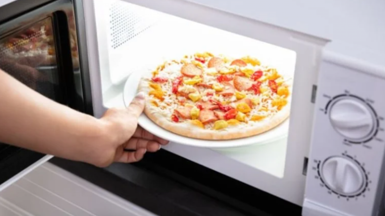 Meğer mikrodalgayı yanlış kullanıyormuşuz! Tabağı bu şekilde koyanlar dikkat!