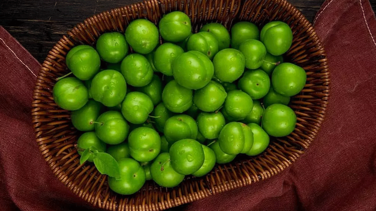 Foto - Meğer yıllardır yanlış biliyormuşuz: Eriği bu şekilde yiyenler dikkat!