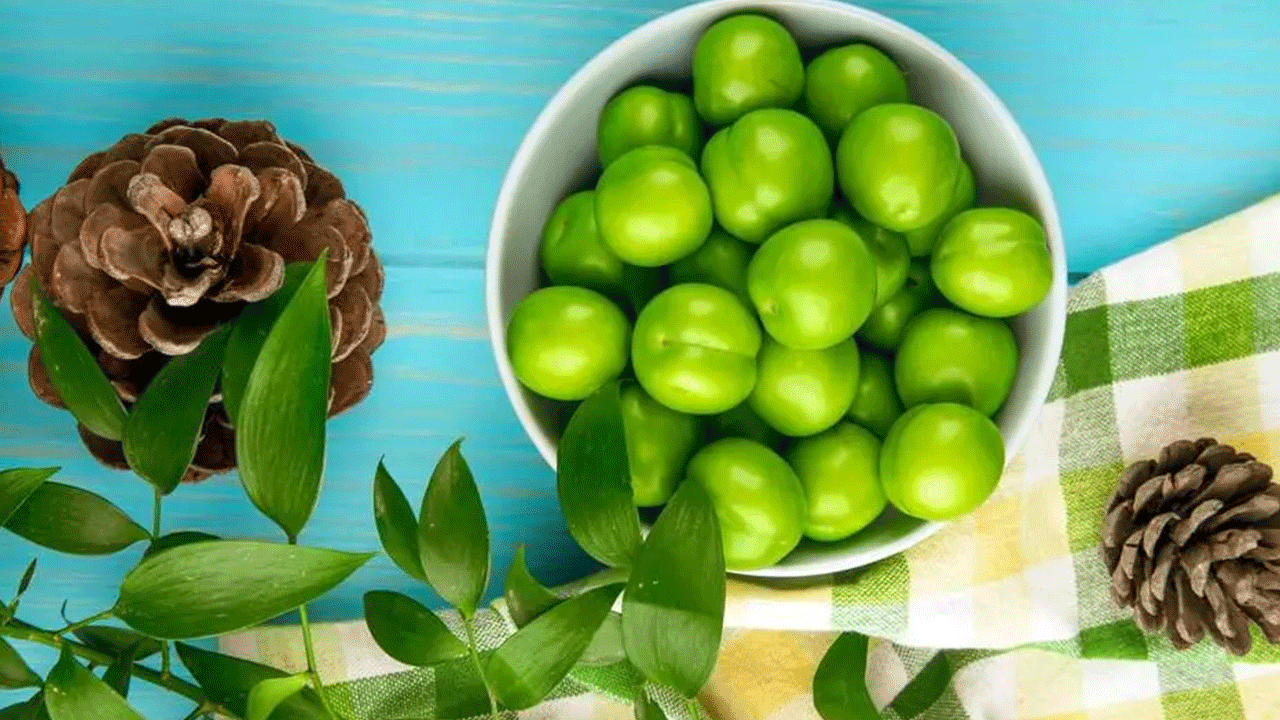 Foto - Meğer yıllardır yanlış biliyormuşuz: Eriği bu şekilde yiyenler dikkat!