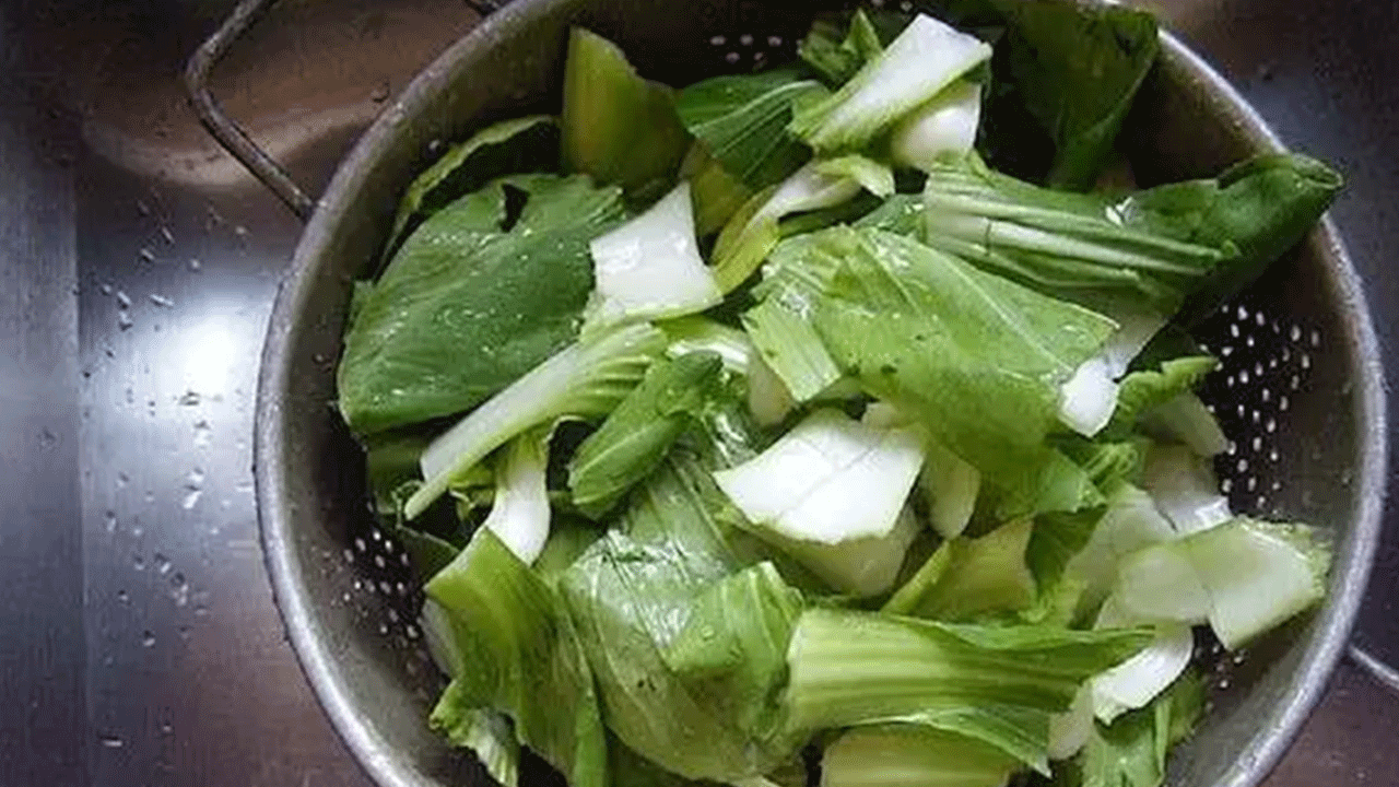 Meğer yıllardır yanlış biliyormuşuz: Sebze ve meyveleri suyla yıkayanlar dikkat!