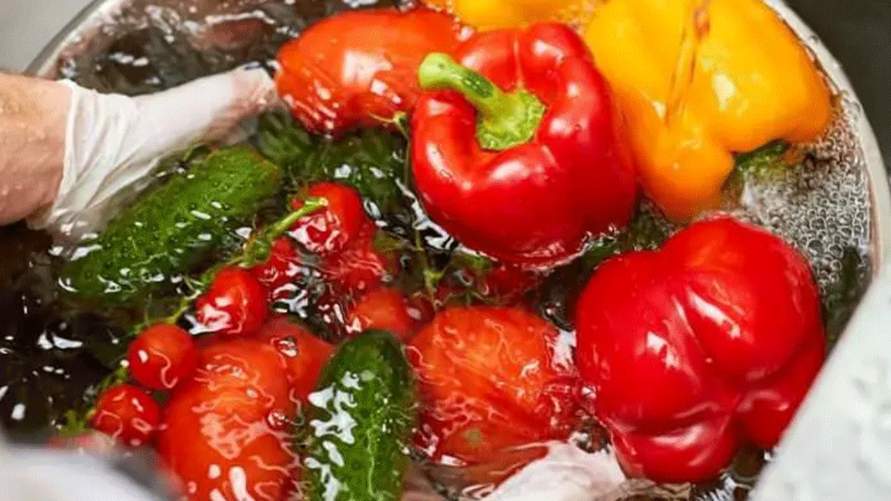 Foto - Meğer yıllardır yanlış biliyormuşuz: Sebze ve meyveleri suyla yıkayanlar dikkat!