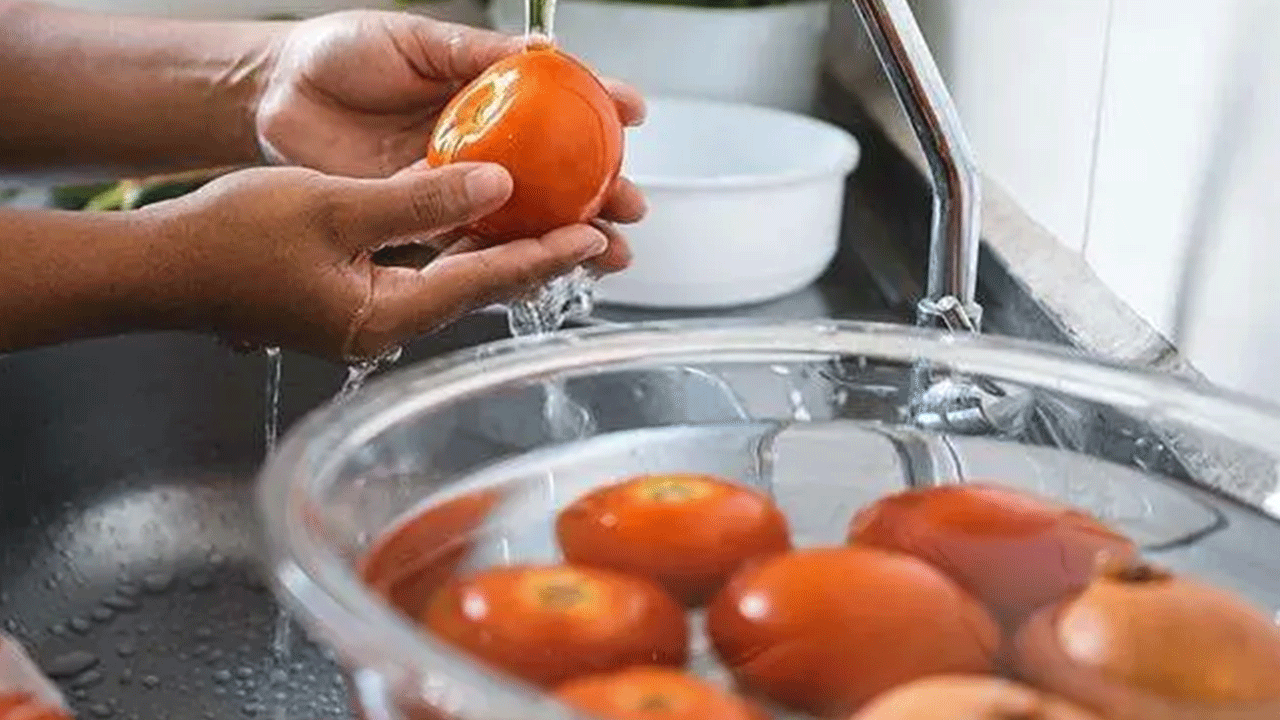 Foto - Meğer yıllardır yanlış biliyormuşuz: Sebze ve meyveleri suyla yıkayanlar dikkat!