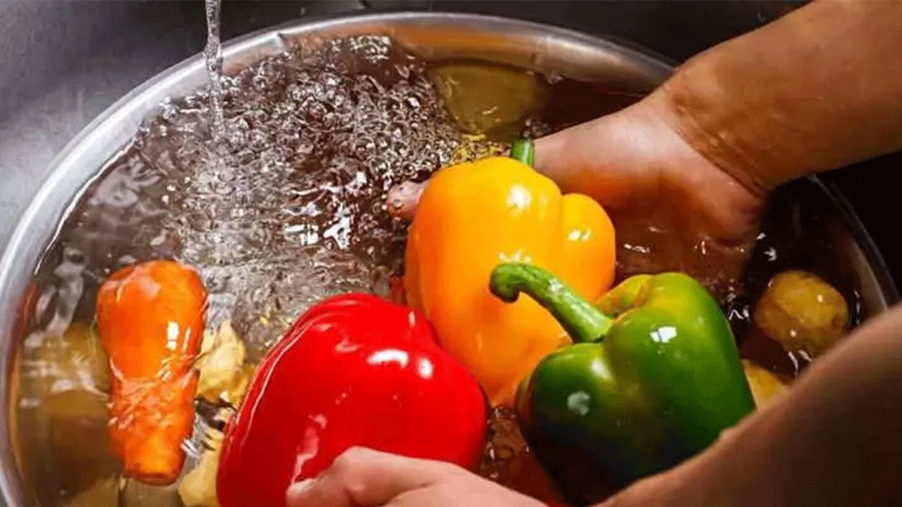 Foto - Meğer yıllardır yanlış biliyormuşuz: Sebze ve meyveleri suyla yıkayanlar dikkat!