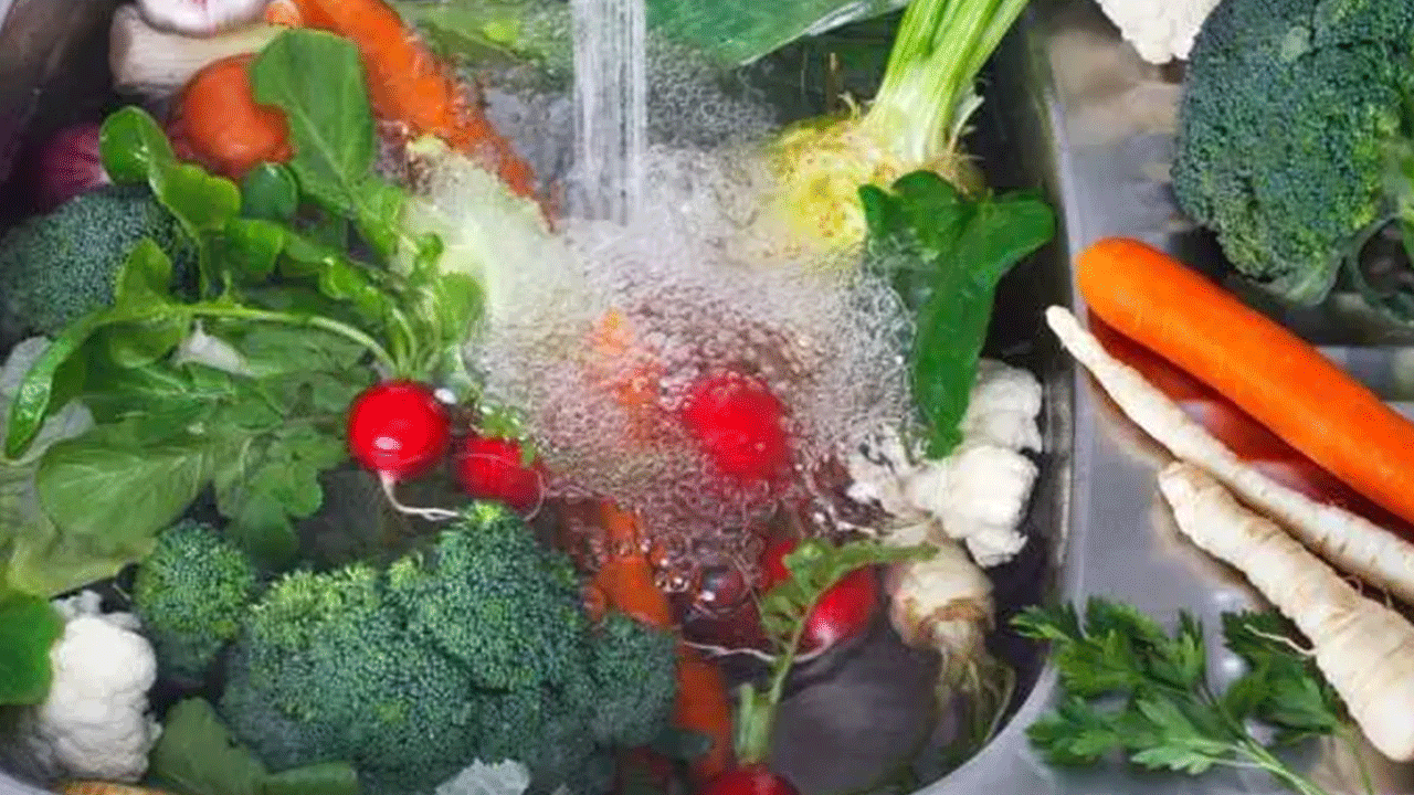 Foto - Meğer yıllardır yanlış biliyormuşuz: Sebze ve meyveleri suyla yıkayanlar dikkat!