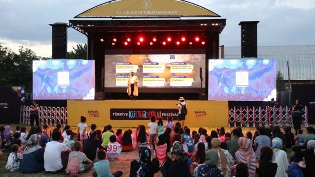 Foto - Mehmet Metiner'den partisine Ebru Yaşar'lı sitem: Bize yakışıyor mu bu?