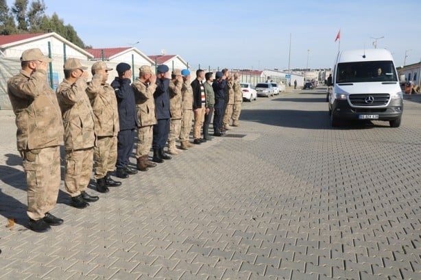 Mehmetçik deprem bölgesinde görevini tamamladı! Dualarla uğurlandılar