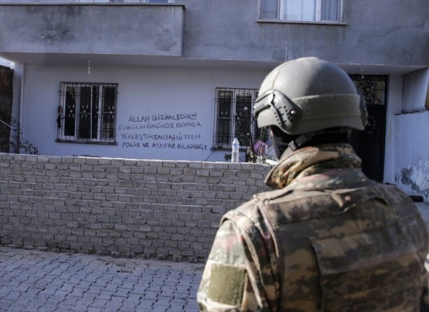Foto - Mehmetçik duvara öyle bir ayet yazdı ki...