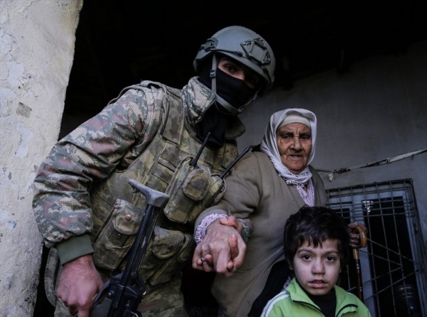 Foto - Mehmetçik duvara öyle bir ayet yazdı ki...