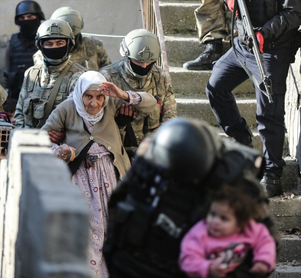 Foto - Mehmetçik duvara öyle bir ayet yazdı ki...