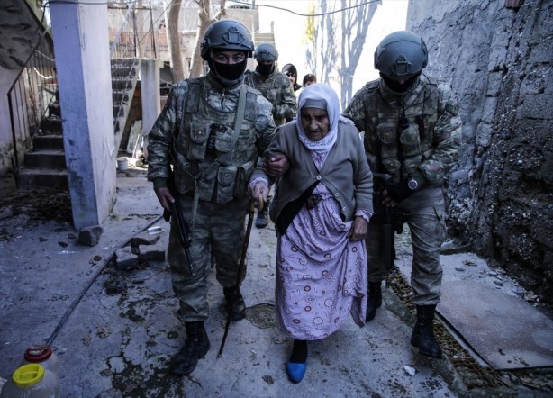 Foto - Mehmetçik duvara öyle bir ayet yazdı ki...