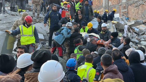 Mehmetçik ve AFAD omuz omuza bir kişiyi daha enkazdan sağ çıkardı