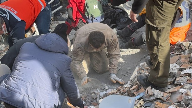 Foto - Mehmetçik ve AFAD omuz omuza bir kişiyi daha enkazdan sağ çıkardı