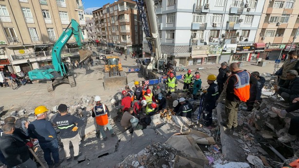 Foto - Mehmetçik ve AFAD omuz omuza bir kişiyi daha enkazdan sağ çıkardı