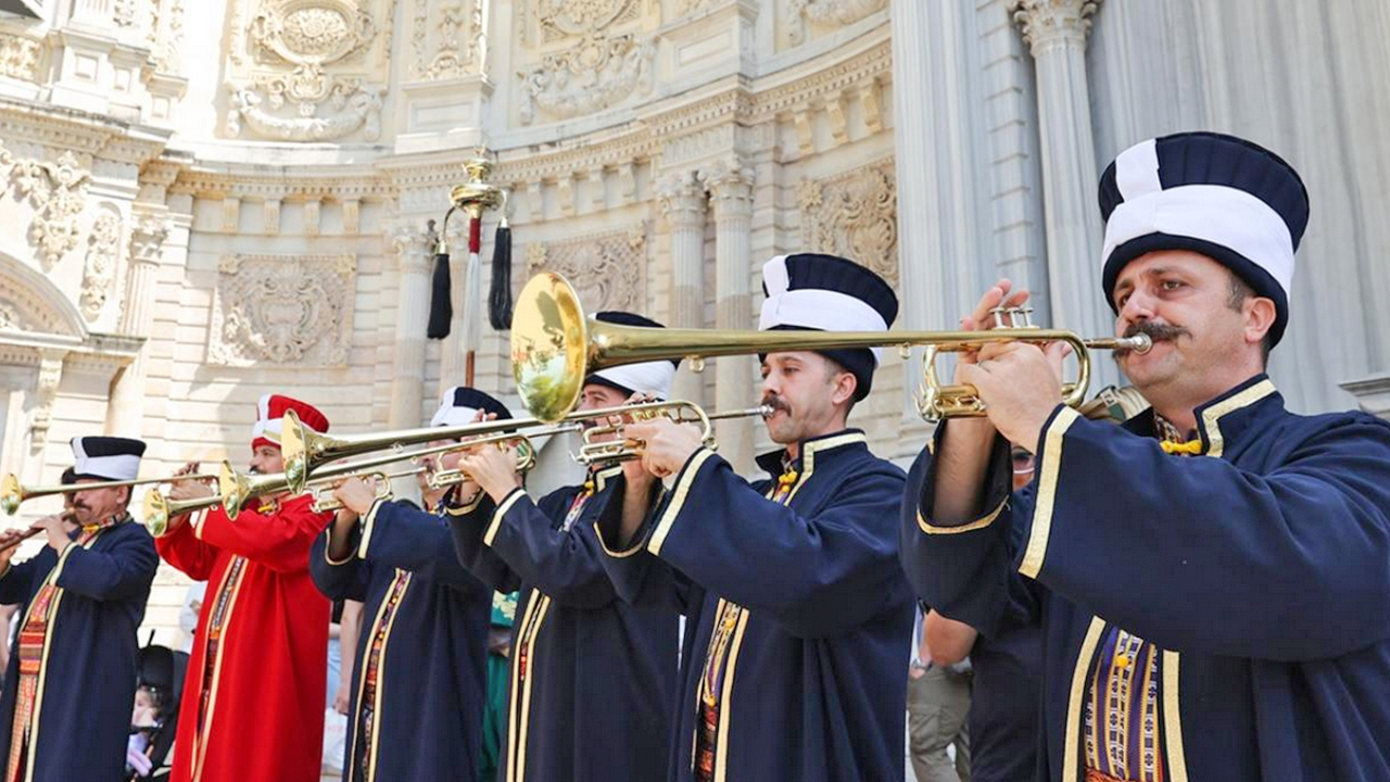 Foto - Mehteran Birliği’ni gören yabancı turistler neye uğradığını şaşırdı: Mehteran Birliği Dolmabahçe’de