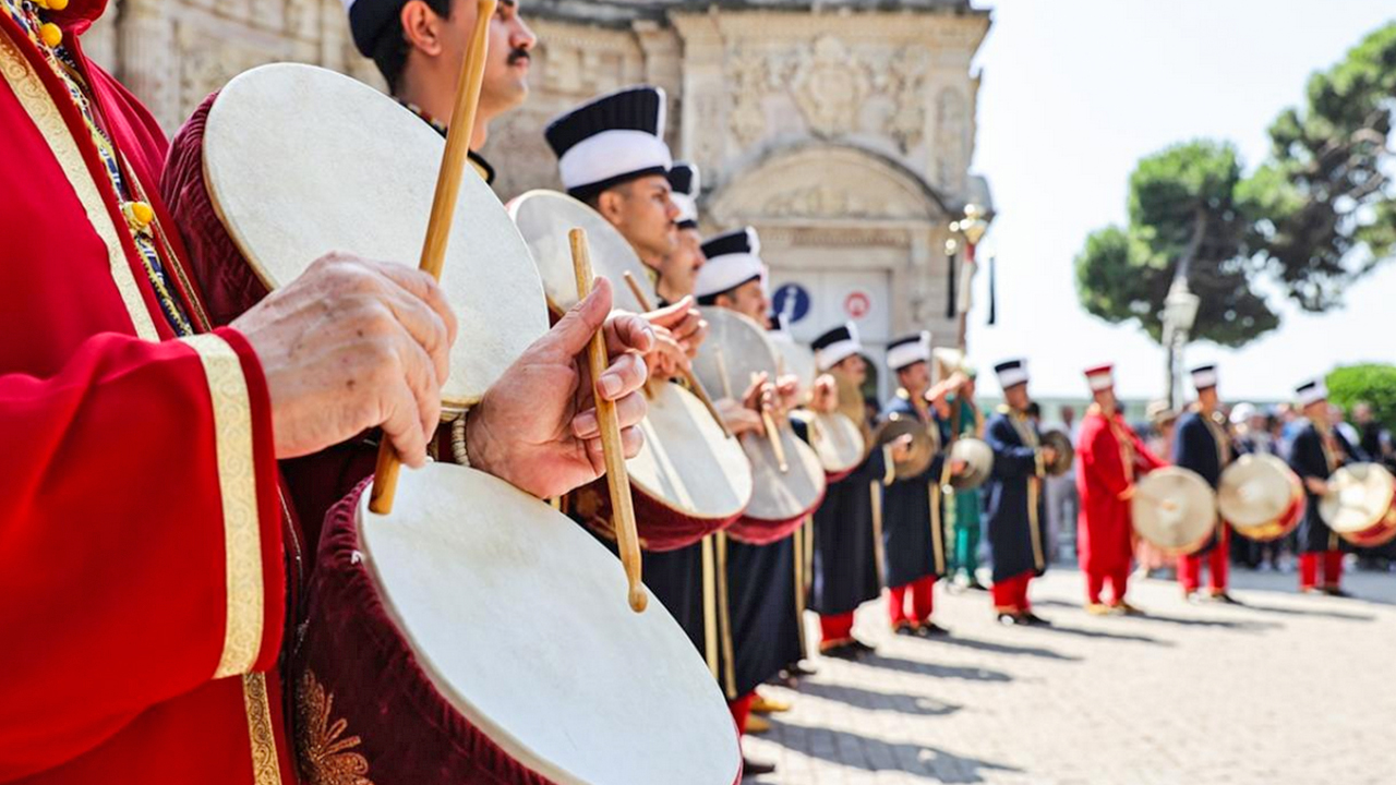 Foto - Mehteran Birliği’ni gören yabancı turistler neye uğradığını şaşırdı: Mehteran Birliği Dolmabahçe’de