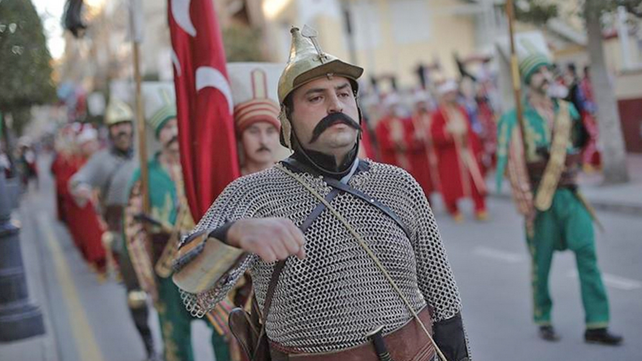 Foto - Mehteran Birliği’ni gören yabancı turistler neye uğradığını şaşırdı: Mehteran Birliği Dolmabahçe’de