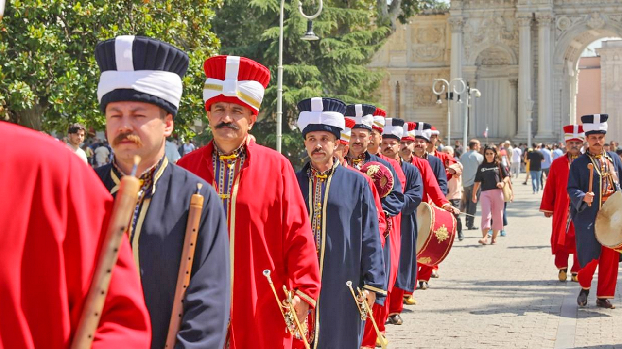 Foto - Mehteran Birliği’ni gören yabancı turistler neye uğradığını şaşırdı: Mehteran Birliği Dolmabahçe’de