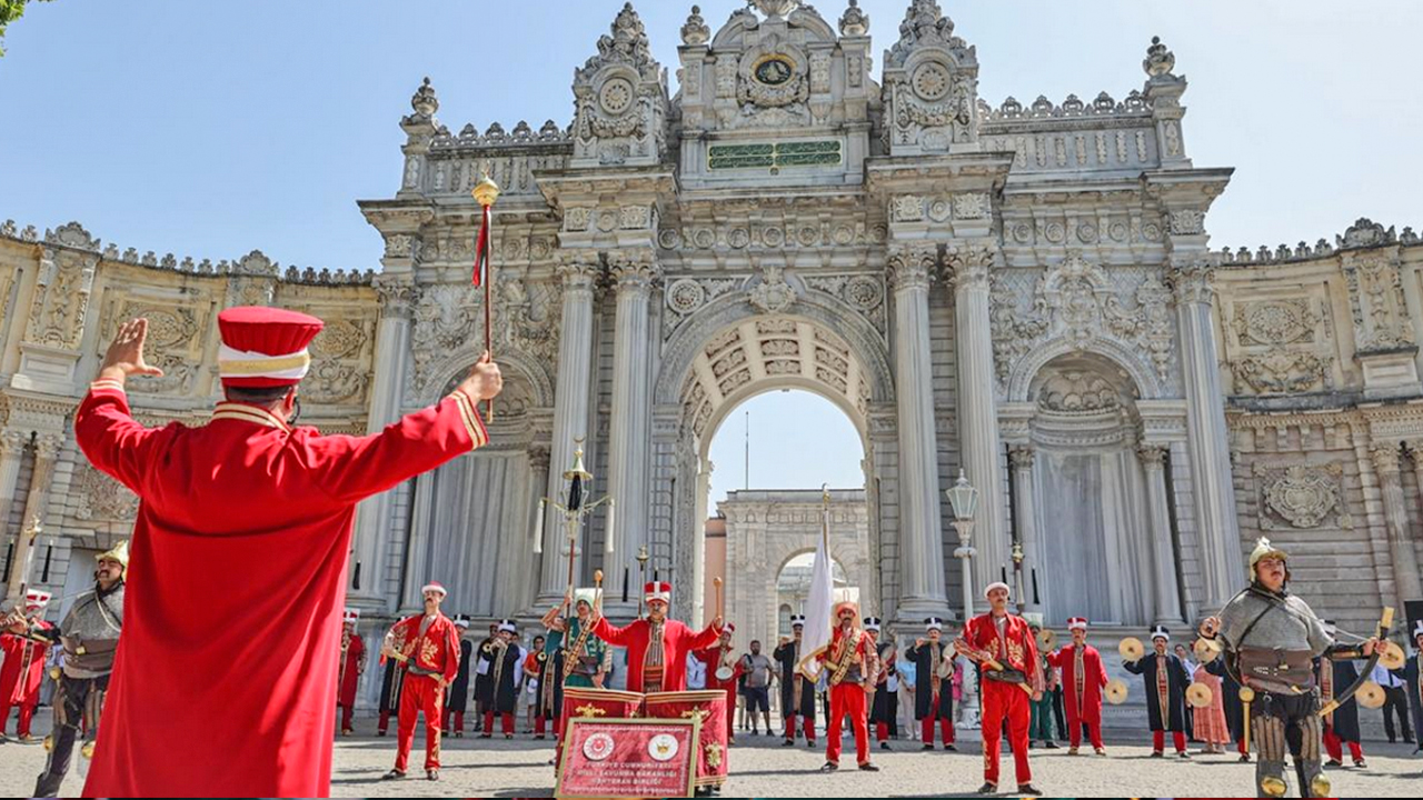 Foto - Mehteran Birliği’ni gören yabancı turistler neye uğradığını şaşırdı: Mehteran Birliği Dolmabahçe’de