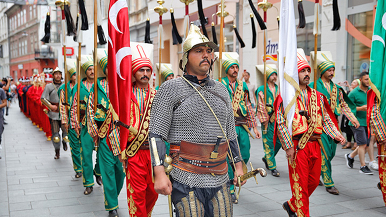 Foto - Mehteran Birliği’ni gören yabancı turistler neye uğradığını şaşırdı: Mehteran Birliği Dolmabahçe’de