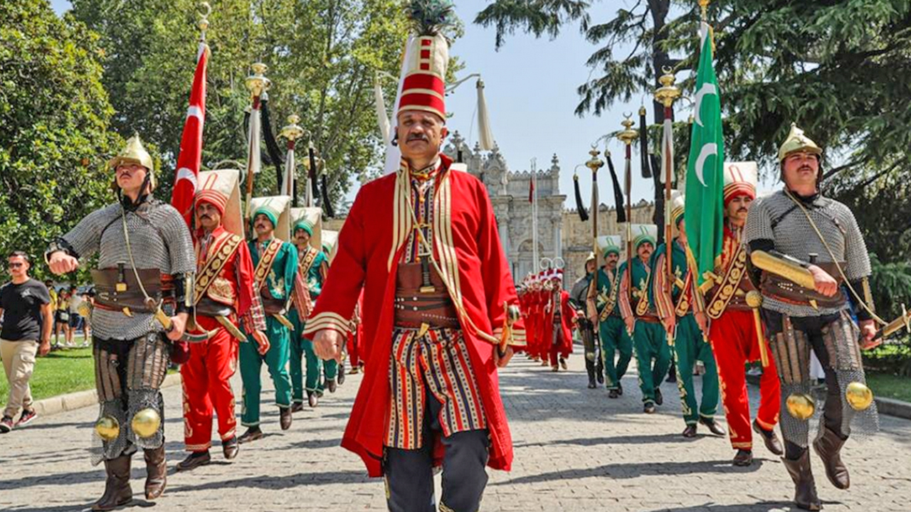 Mehteran Birliği’ni gören yabancı turistler neye uğradığını şaşırdı: Mehteran Birliği Dolmabahçe’de