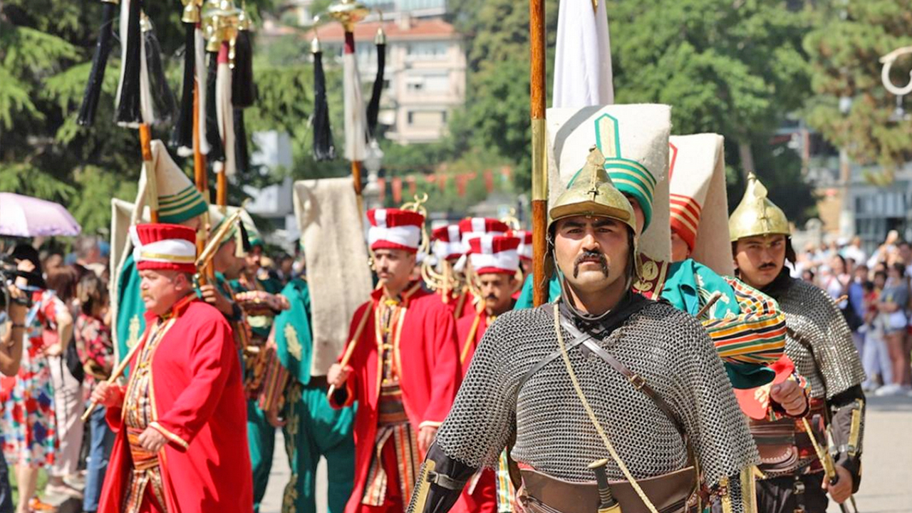 Foto - Mehteran Birliği’ni gören yabancı turistler neye uğradığını şaşırdı: Mehteran Birliği Dolmabahçe’de