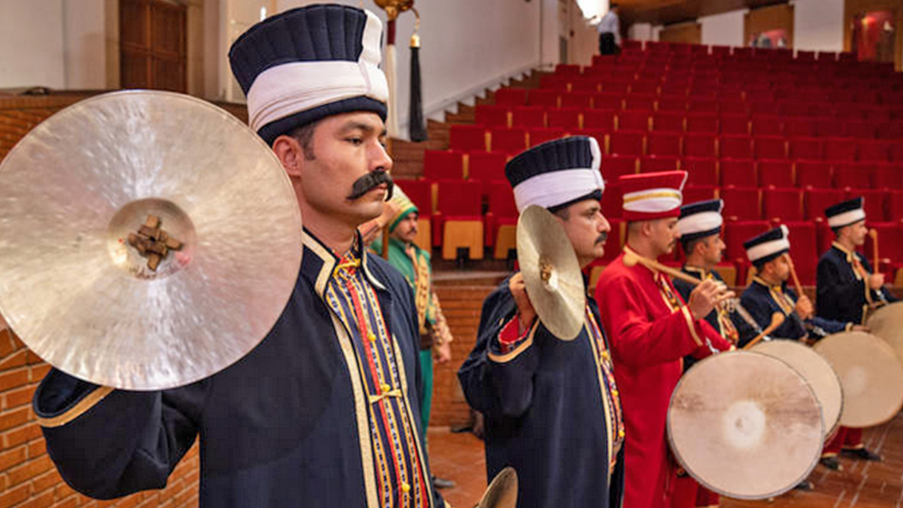 Foto - Mehteran Birliği’ni gören yabancı turistler neye uğradığını şaşırdı: Mehteran Birliği Dolmabahçe’de