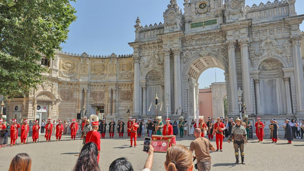Foto - Mehteran Birliği’ni gören yabancı turistler neye uğradığını şaşırdı: Mehteran Birliği Dolmabahçe’de