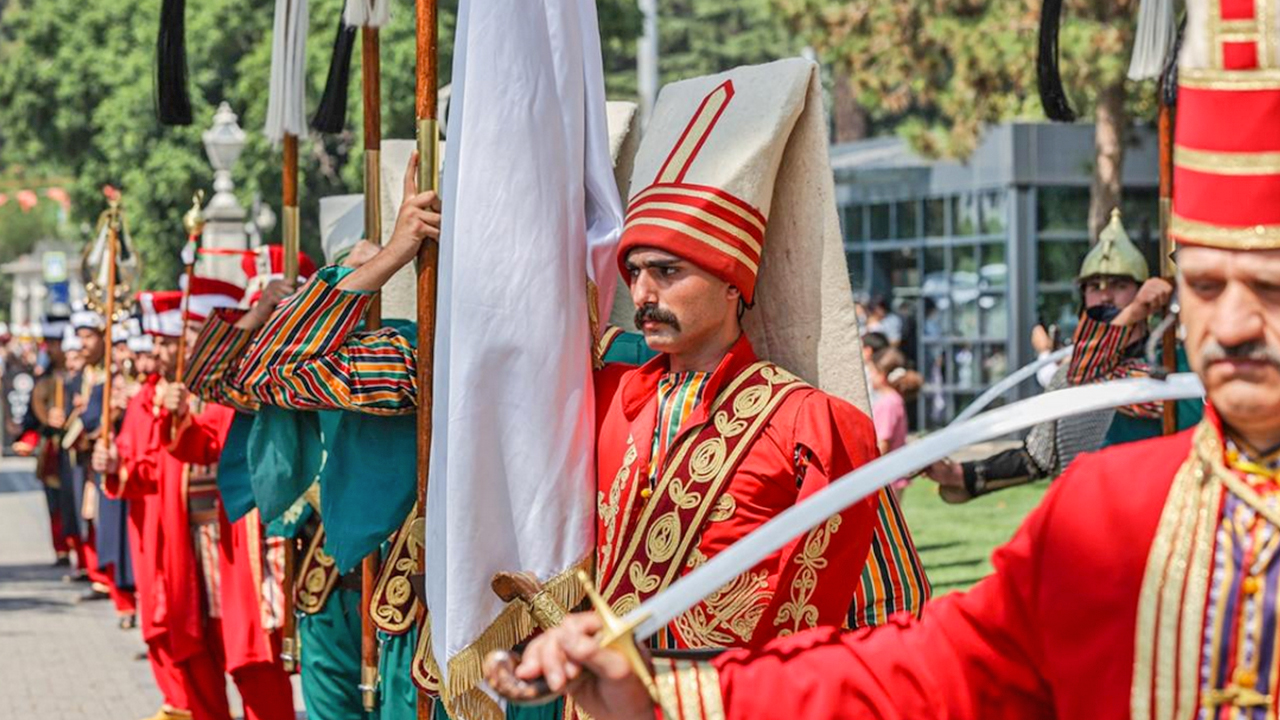 Foto - Mehteran Birliği’ni gören yabancı turistler neye uğradığını şaşırdı: Mehteran Birliği Dolmabahçe’de