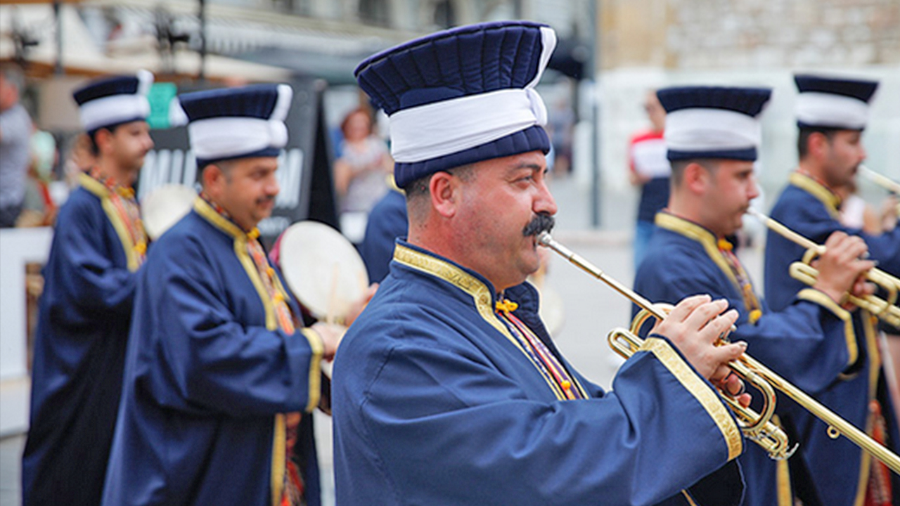 Foto - Mehteran Birliği’ni gören yabancı turistler neye uğradığını şaşırdı: Mehteran Birliği Dolmabahçe’de