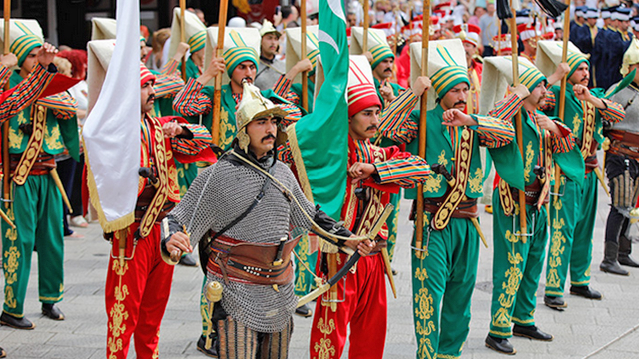 Foto - Mehteran Birliği’ni gören yabancı turistler neye uğradığını şaşırdı: Mehteran Birliği Dolmabahçe’de