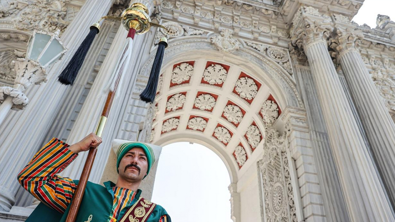 Foto - Mehteran Birliği’ni gören yabancı turistler neye uğradığını şaşırdı: Mehteran Birliği Dolmabahçe’de