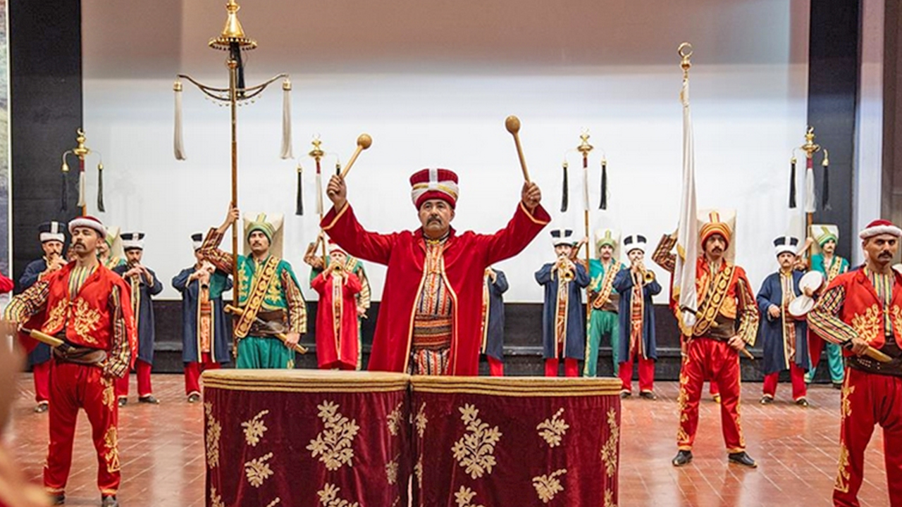 Foto - Mehteran Birliği’ni gören yabancı turistler neye uğradığını şaşırdı: Mehteran Birliği Dolmabahçe’de