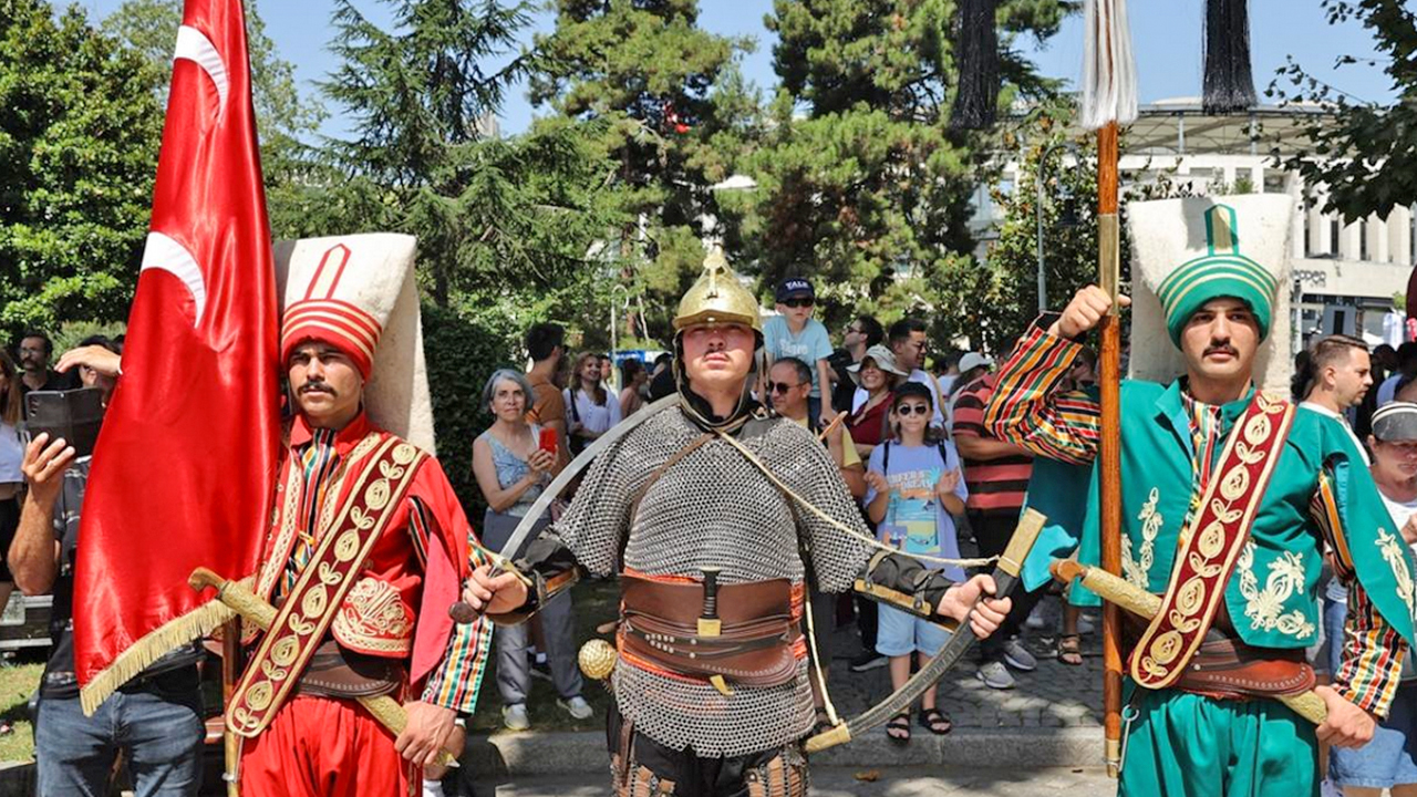 Foto - Mehteran Birliği’ni gören yabancı turistler neye uğradığını şaşırdı: Mehteran Birliği Dolmabahçe’de