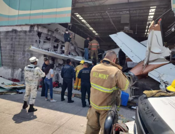 Foto - Meksika'da süpermarkete uçak düştü!