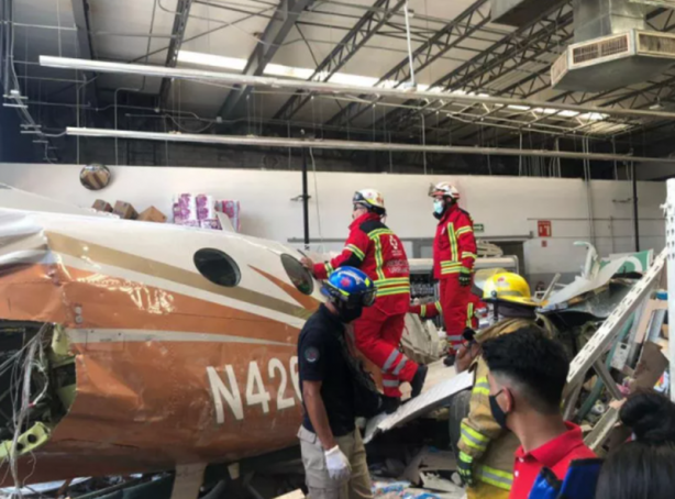 Meksika'da süpermarkete uçak düştü!