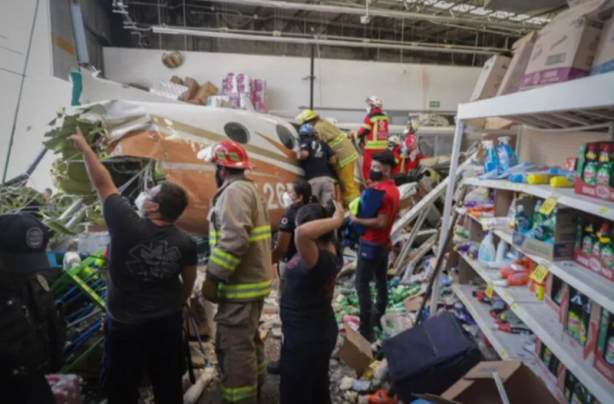 Foto - Meksika'da süpermarkete uçak düştü!