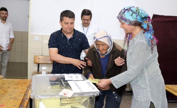 Foto - Meliha Nine sandığa böyle taşındı