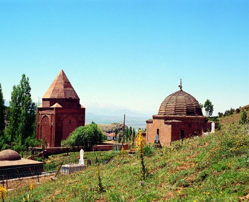 Foto - Melik Gazi Türbesi’nin gizemi turistleri kendisine çekiyor! Mezarın üzerine konan taş düşmezse…